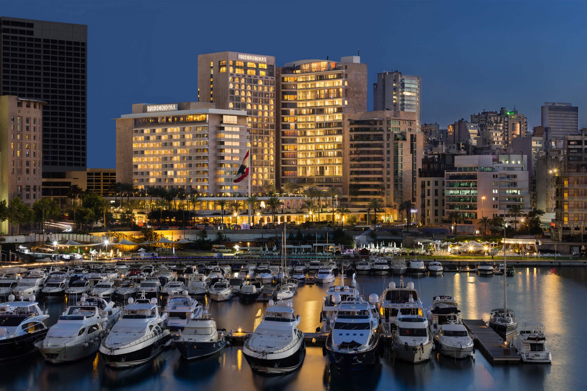 Využijte možnost luxusního ubytování v Intercontinental Phoenicia Beirut, hotelu, který je symbolem moderního Bejrútu. Výhled na zátoku Zaitunah. Moderní umění, historická budova, tradiční jídla.