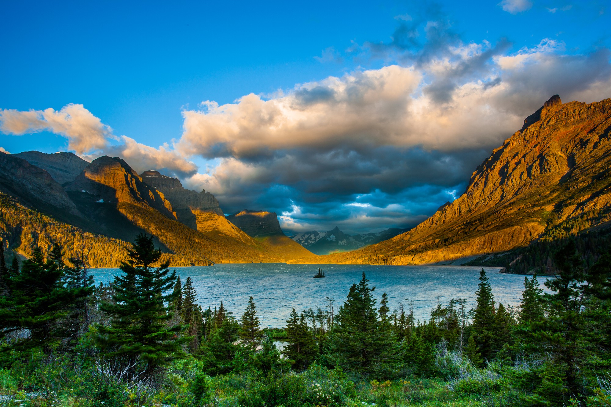 Kanadské jezero při západu slunce 