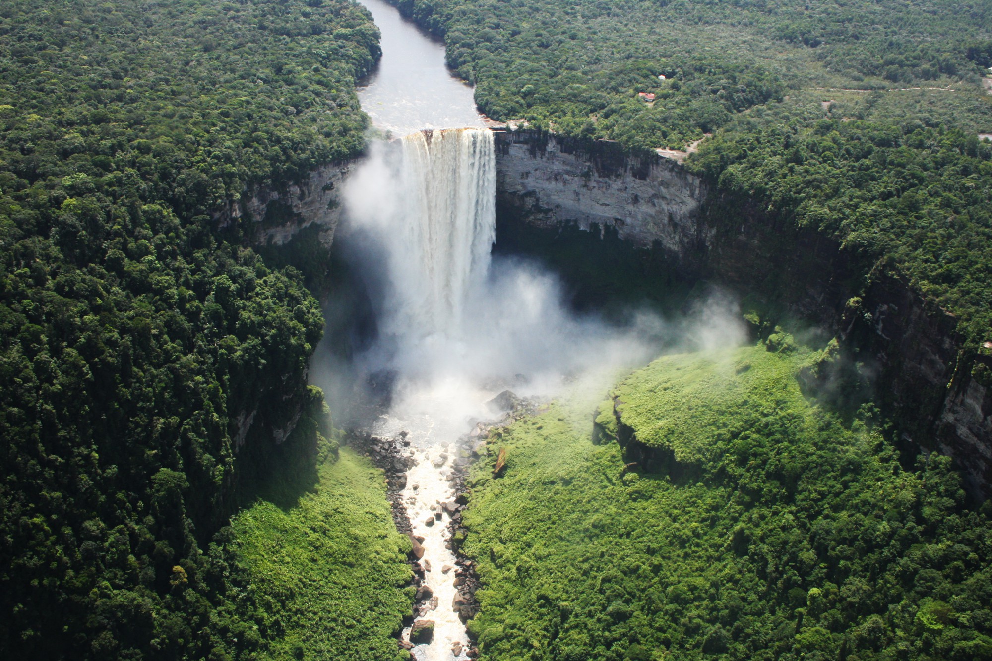 Let pronajatým letadélkem ke skrytým drahokamům guyanské přírody -vodopádům Kaieteur Falls
