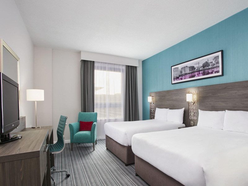 Jurys Inn nebo podobný