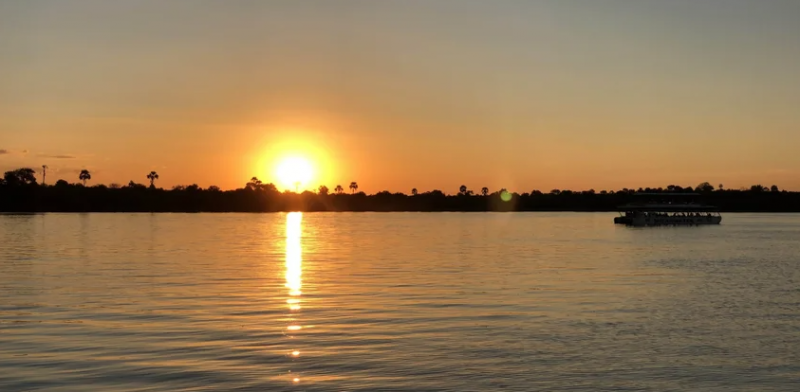 Západ slunce - plavba po řece Zambezi 