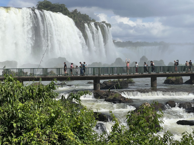 Plavba loďkou přímo pod vodopády Iguazu