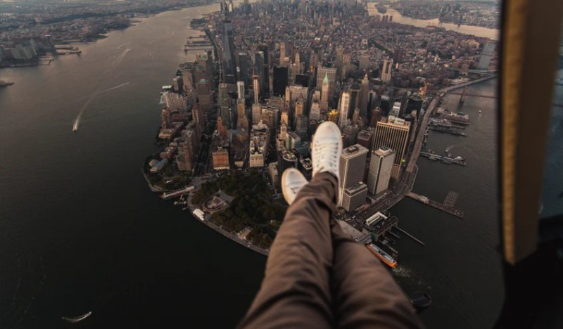 Let helikoptérou kolem Manhattanu s otevřenými dveřmi