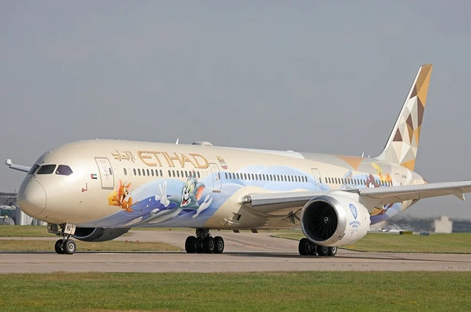 ETIHAD economy class letenka, 1 noc v Abu Dhabi v 4*hotelu, flexibilní letenka