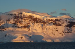 Takto romanticky vypadá Antarktida o půlnoci. Noční výhledy z vaší lodi vám nedají spát.