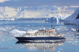 Plavba kolem ledového kontinentu na komfortní lodi v partě dobrodruhů z celého světa.