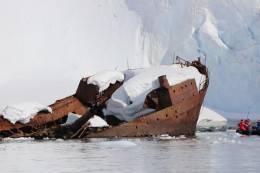 Během prozkoumávání Antarktidy narazíte na vraky lodí pokryté sněhem a ledem.