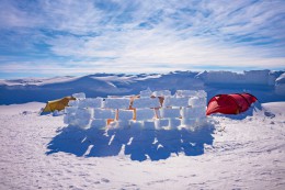 Ledové kruhy se staví, aby ochránily stany uprostřed Antarktidy.