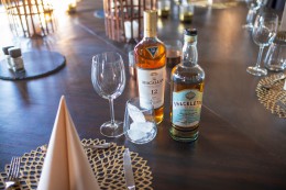 Whisky Shackleton pojmenovaná podle polárního dobrodruha s ledem starým 25 milionů let chutná na Antarktidě prostě výtečně.