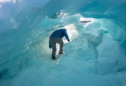Ledové jeskyně na Antarktidě jsou velkým zážitkem. Můžete si zde nasekat led starý 25 milionů let.