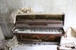 Zničený klavír v Pripjati