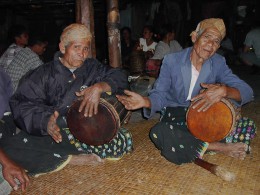 Hudebníci ve vesnici Waerbo, Flores