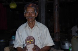 Náčelník vesnice Warbo s dárkem, Flores
