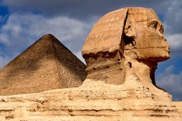 Sfinga střežící pyramidy v Egyptě 