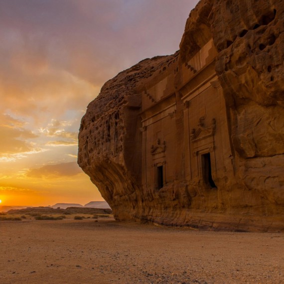 Fantastické skalní pouštní město Nabatejců je jednou z hlavních atrakcí země. Madain Saleh, Hegra