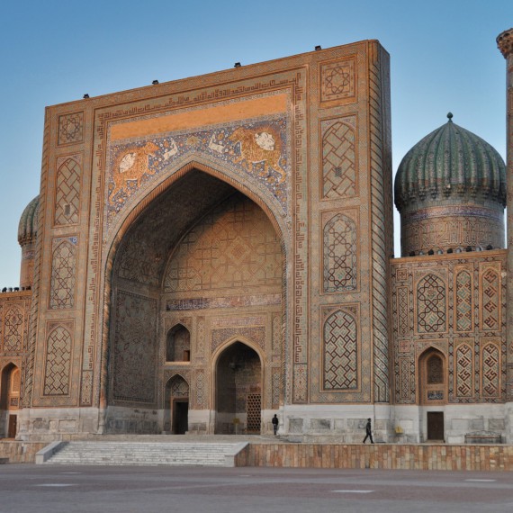 Samarkandská medresa Šer Dor na sobě nese zajímavou výzdobu a nahlédneme i do jejích útrob.