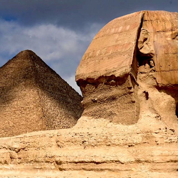 Sfinga střežící pyramidy v Egyptě