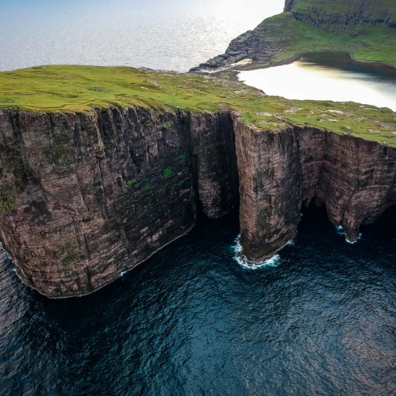 Nádherné pobřeží Faerských ostrovů