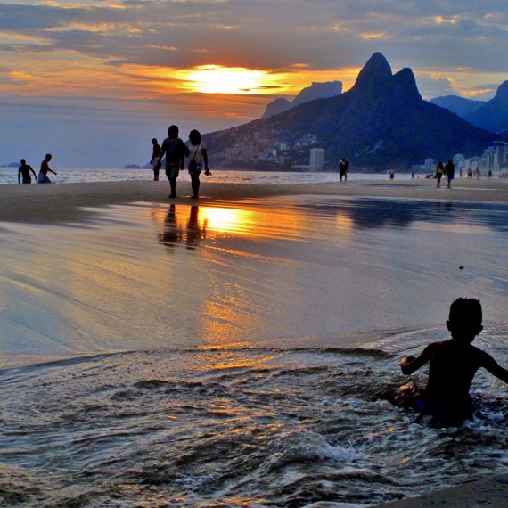 Koupání při západu slunce na Ipanema 
