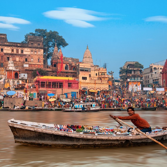 Plavba lodí po řece Ganga ve Varanasi v Indii