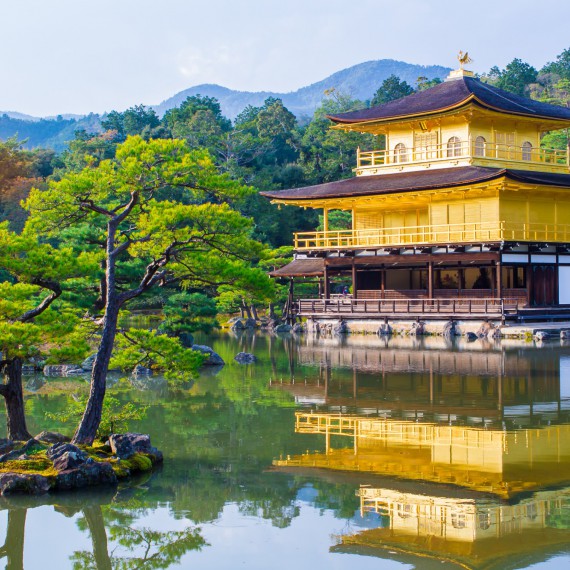 Zlatý chrám Kinkaku-ji v Japonsku