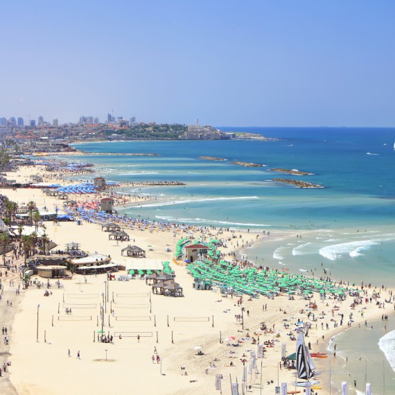 Odpočinek na pláži v Tel Avivu