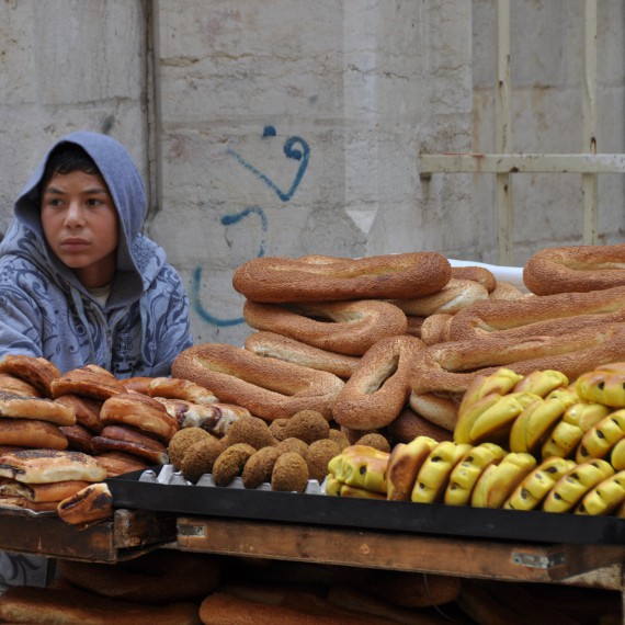 Žena na trhu ve starém Jeruzalémě