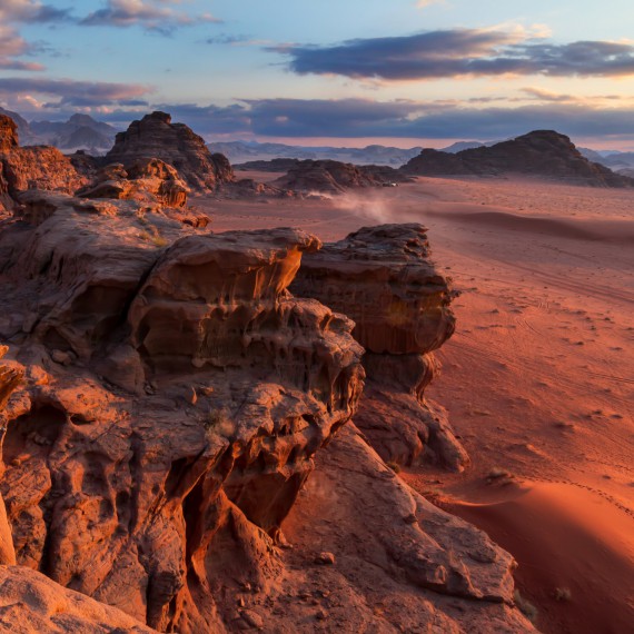 Poušť Wadi Rum září barvami