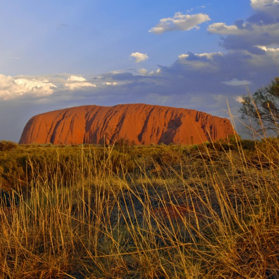 Uluru mění barvy při východu slunce 