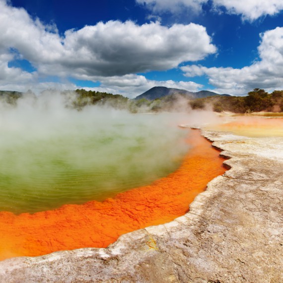 Ikonický Champagne Pool v termálním parku Wai-O-Tapu