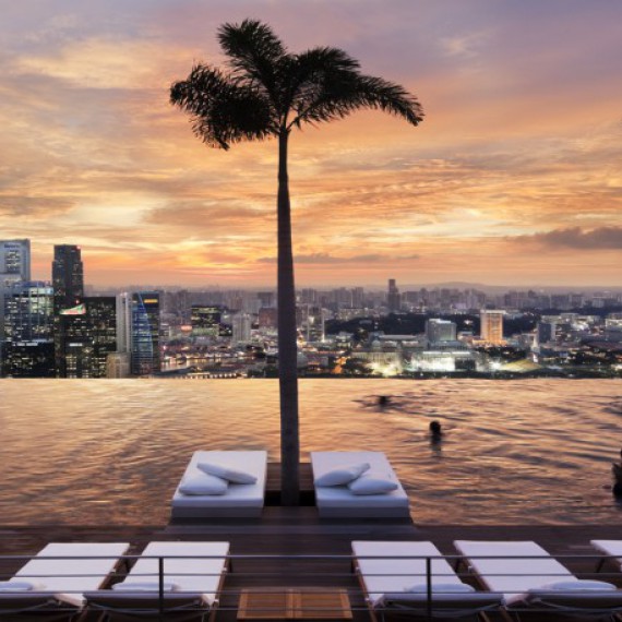 Výhled ze střešního bazénu hotelu Marina Bay Sands