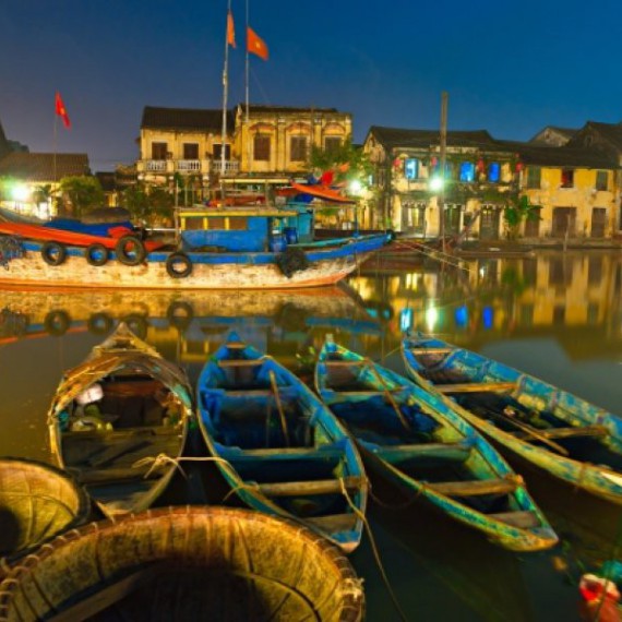 Noční Hoi An, Vietnam