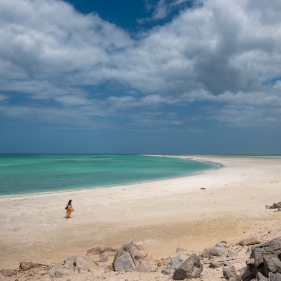 Blankytně modré moře a neporušená příroda.