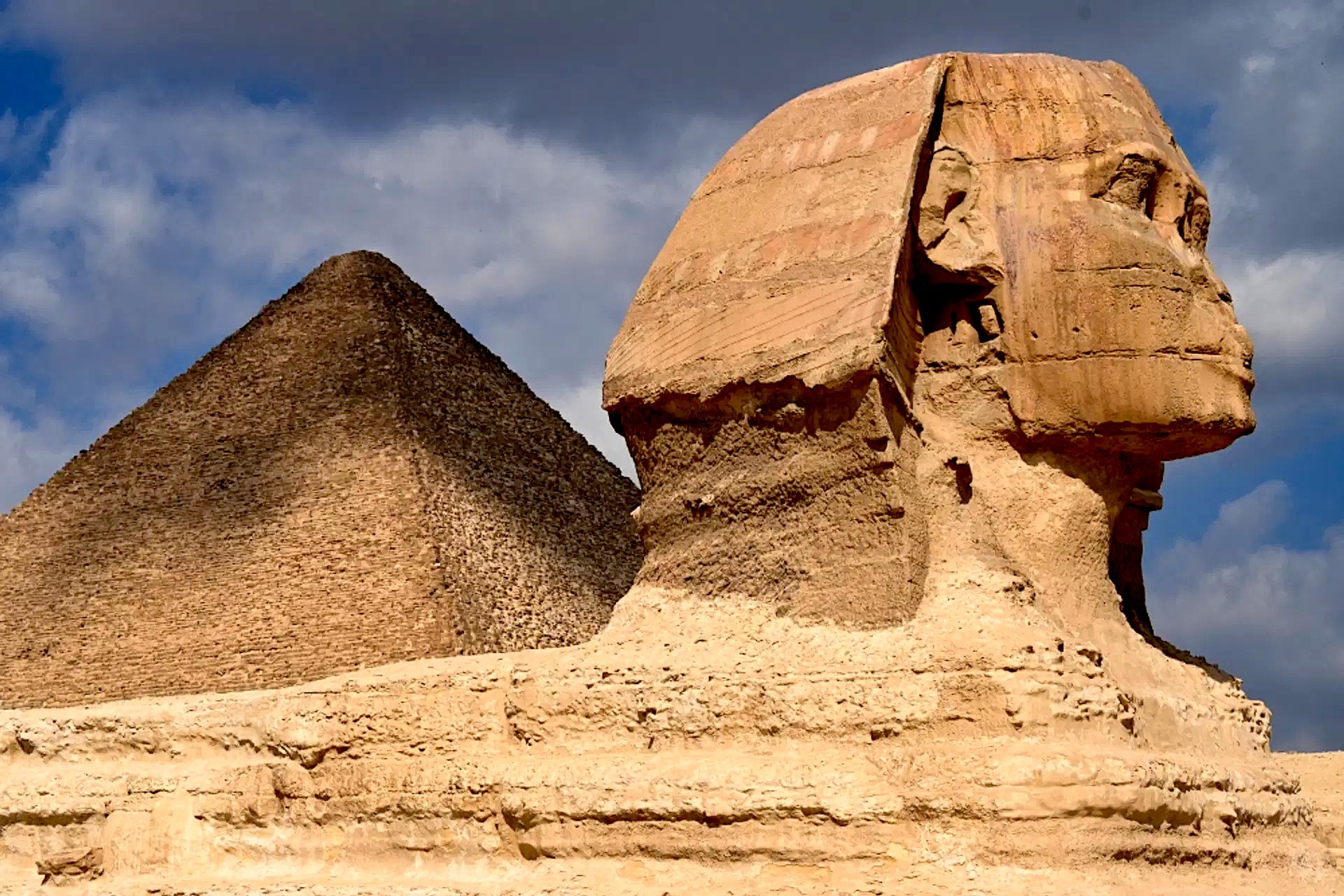Sfinga střežící pyramidy v Egyptě 