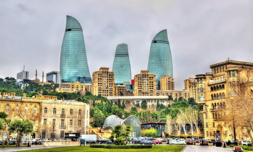 Moderní věže ve starém Baku