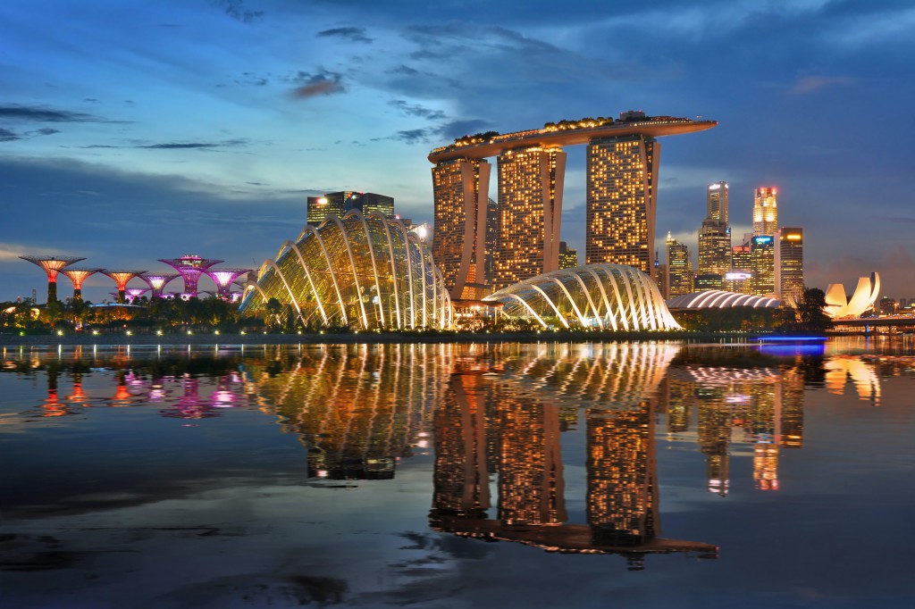 Noční panorama supermoderního Singapuru