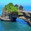 Chrám Tanah Lot na Bali omývaný vlnami oceánu