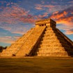 Slavná pyramida Chichen Itza při západu slunce