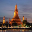 Pohled z řeky na večerní Bangkok a chrám Wat Arun