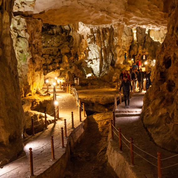 V Dračí zátoce se nachází i několik úchvatných jeskyň