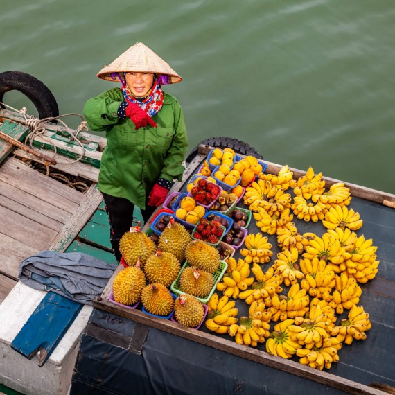 Nákup od místních na plovoucích trzích ve Vietnamu 
