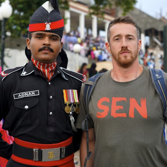 Indický strážce Adnan a Jan