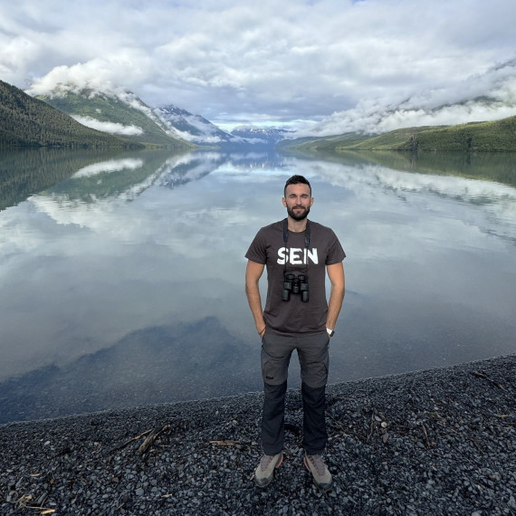 SEN průvodce Juraj při návštěvě ledovcového jezera na Aljašce.