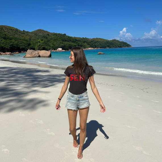 CK SEN původkyně na nádherné pláži Anse Lazio na Seychelách.