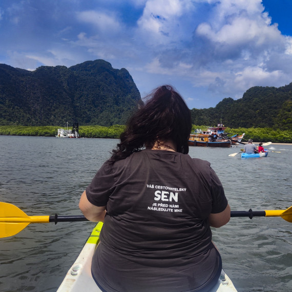 Klientka CK SEN pádluje na kajaku na Krabi v Thajsku. 