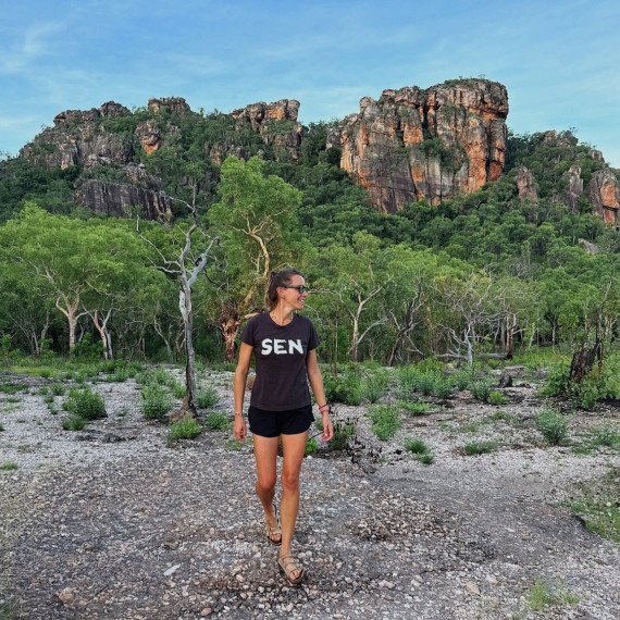 SEN průvodkyně Veronika při procházce národním parkem Kakadu v Austrálii. 