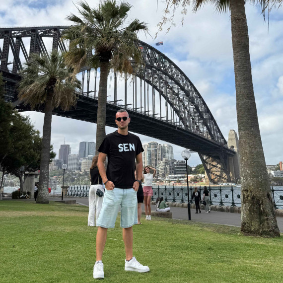 CK SEN průvodce u mostu Harbour Bridge v Sydney.