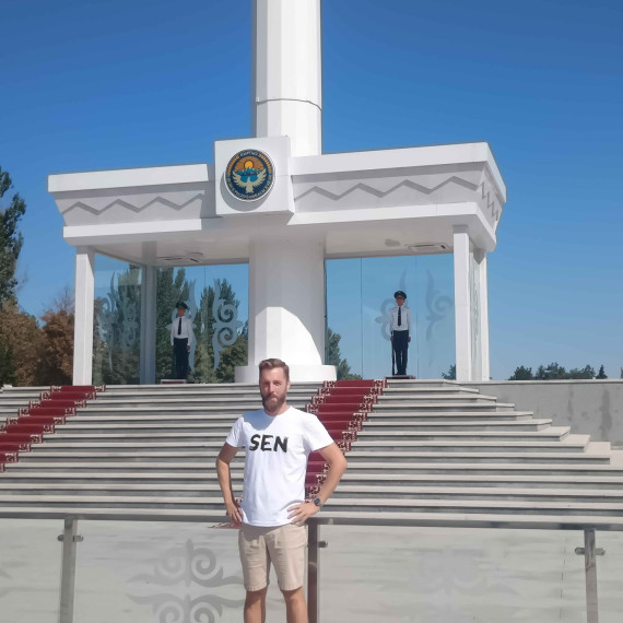 CK SEN u výměny stráží v Biškeku v Kyrgyzstánu.