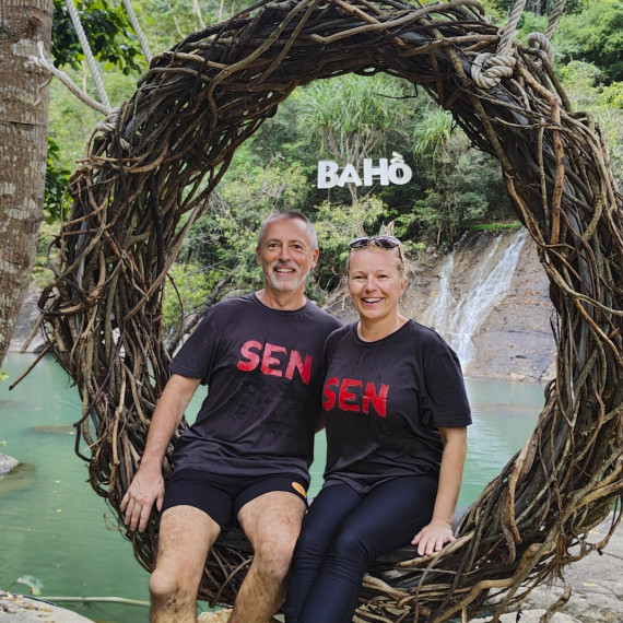 Klienti CK SEN u romantického vodopádu ve Vietnamu.