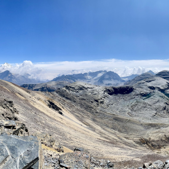 Výhled z hory Chacaltaya na okolní velehory.